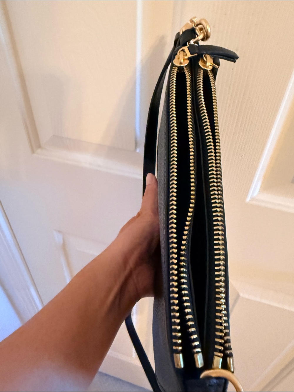 Tory Burch Black Pebbled Leather Crossbody with Gold Logo Detail NWT - Picture 2 of 6